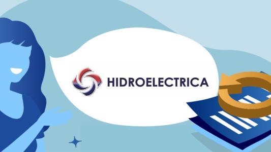 Femeie ce arată spre Logo Hidroelectrica langă o factură